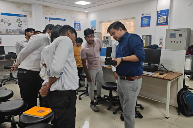 c&s-electric-trains-iti-students